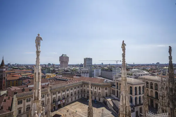 Duomo Katedrali 'nden Milan Panoramik Çatı Manzarası