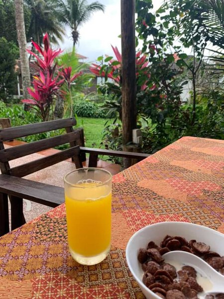 завтрак с кофе и апельсиновым соком