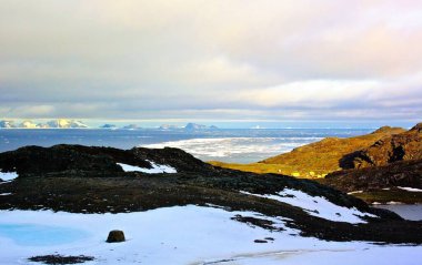 Güzel bir gökyüzü ve karlı bir dağın güzel bir görüntüsü.