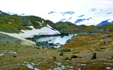 Karlı ve dağlı güzel bir manzara.