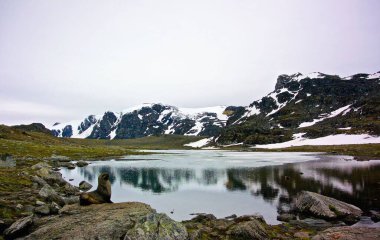 Dağlardaki güzel göl manzarası