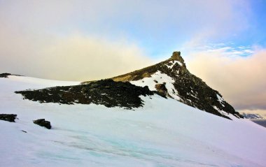 Dağları ve bulutları olan güzel bir manzara