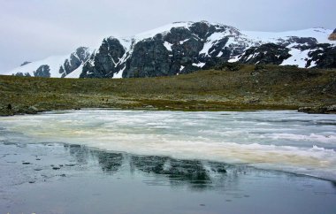 Kayalık kayalıklarda bir şelalenin dikey görüntüsü