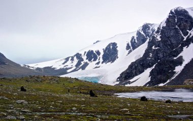 Norveç 'in kuzeyindeki dağların güzel manzarası.