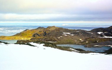 Dağlarda güzel bir dağ gölü manzarası