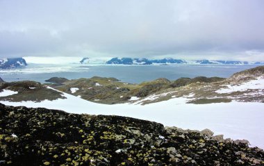 Kışın dağları ve dağları olan kutup manzarası