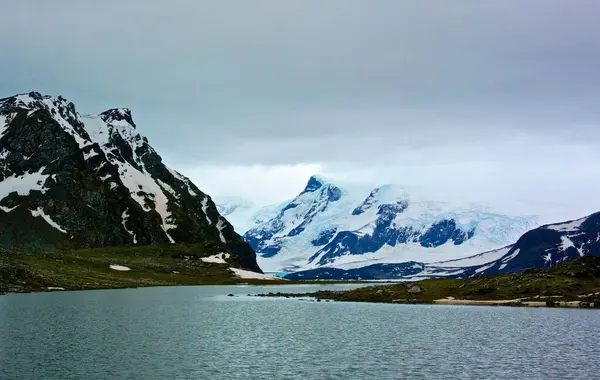 Norveç 'in kuzeyindeki dağların güzel manzarası