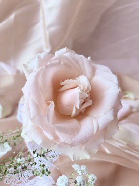 Gülleri ve incileri olan güzel bir düğün buketi