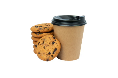 Çikolata parçalı kurabiyeli kahve fincanı şeffaf arka planda izole edilmiş.