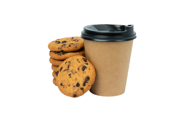 Çikolata parçalı kurabiyeli kahve fincanı şeffaf arka planda izole edilmiş.