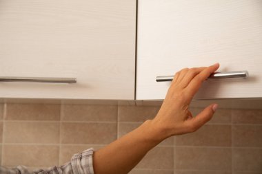 Modern gümüş saplı bir kadın eli. 