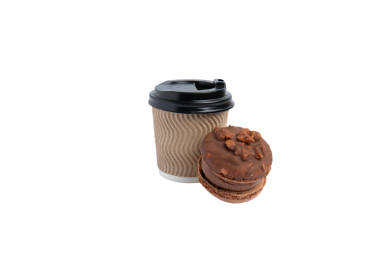 Siyah plastik kapaklı ve çikolatalı makaronlu kahverengi dalgalı kağıt kahve fincanı. Ön görünüm, şeffaf arkaplan, PNG.