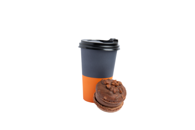 Siyah kapaklı kağıt bardak ve çikolatalı makaron. Ön görünüm, şeffaf arkaplan, PNG