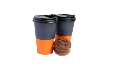 Siyah kapaklı iki kağıt bardak ve bir çikolatalı makaron. Ön görünüm, şeffaf arkaplan, PNG.