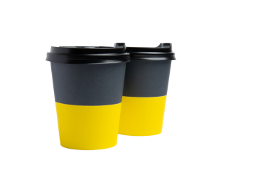 Siyah kapaklı ve sarı tabanlı iki kağıt kahve fincanı. Ön görünüm, şeffaf arkaplan, PNG.