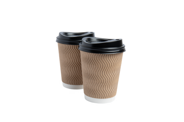 Bir çift kahverengi dalgalı kağıt kapaklı kahve fincanı. Siyah plastik kapaklı. Ön görünüm, şeffaf arkaplan, PNG.