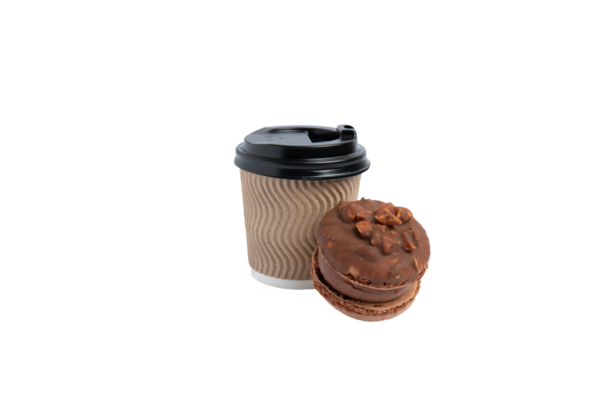 Siyah plastik kapaklı ve çikolatalı makaronlu kahverengi dalgalı kağıt kahve fincanı. Ön görünüm, şeffaf arkaplan, PNG.