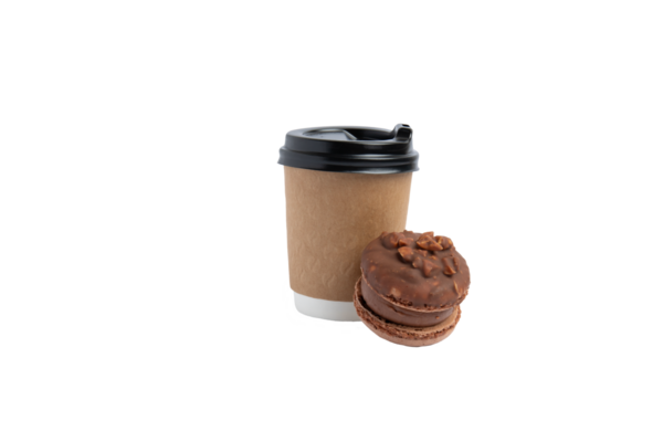 Kahverengi kağıt kahve fincanı, siyah kapaklı ve çikolatalı makaronlu. Ön görünüm, şeffaf arkaplan, PNG.