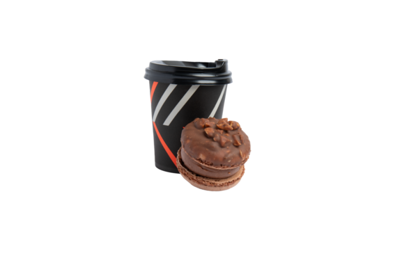 Siyah, kırmızı çizgili kahve fincanı ve çikolatalı makarna. Ön görünüm, şeffaf arkaplan, PNG.