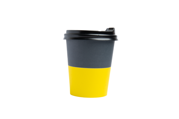 Siyah kapaklı ve sarı tabanlı kağıt kahve fincanı. Ön görünüm, şeffaf arkaplan, PNG.