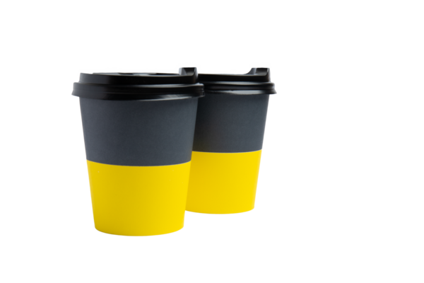 Siyah kapaklı ve sarı tabanlı iki kağıt kahve fincanı. Ön görünüm, şeffaf arkaplan, PNG.