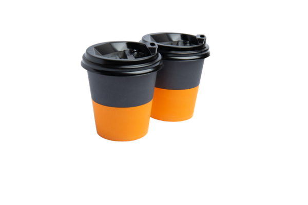 Kapaklı siyah ve turuncu kahve fincanları. Ön görünüm, şeffaf arkaplan, PNG.