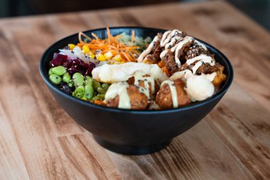 Sebzeli, pirinçli, kremalı soslu, ön manzaralı, ahşap masadaki izole..