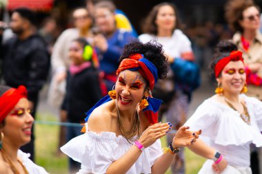Berlin Kültür Karnavalı 'nda renkli kostümler içinde dans eden kadınlar. 
