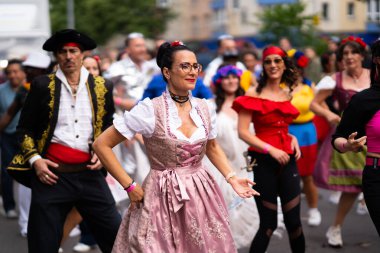 Berlin 'deki Kültür Karnavalı' nda geleneksel kostümlü grup dansları.