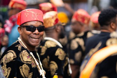 Kültür festivalinde geleneksel giyinmiş Igbo erkekleri