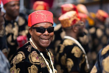 Kültür festivalinde geleneksel giyinmiş Igbo erkekleri