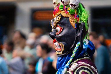 Berlin Kültür Karnavalı 'nda maskeli bir sanatçı..