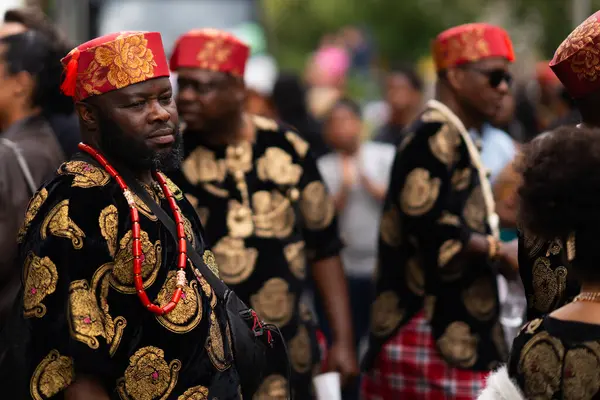 Geleneksel Igbo kıyafetli adamlar Kültür Karnavalı, Berlin