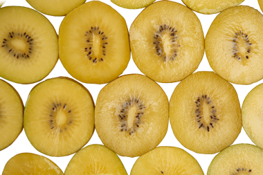 Çok sayıda altın kivi meyvesi birbirine yakın bir şekilde dizilmiş. Üst görünüm, şeffaf arkaplan, PNG biçimi.