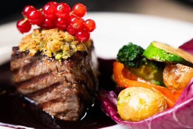 Kırmızı frenk üzümlü gurme biftek tabakası.