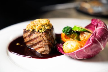 Şarap soslu ve sebzeli biftek. 