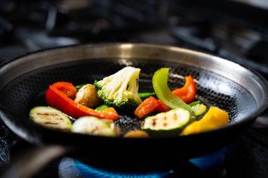 Kızartma tavasında renkli ızgara sebzeler.