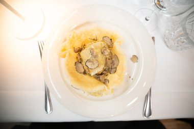 Parmesan yuvası görünümlü mantarlı makarna