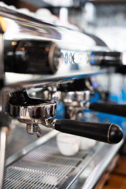 Profesyonel espresso makinesi yakın plan görüntüsü