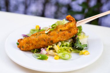 Kore erişte kasesi ve yakın plan yumurta.