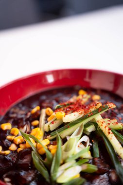 Kore erişte kasesi ve yakın plan yumurta.