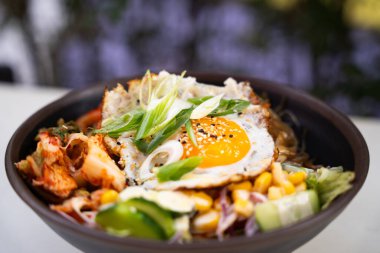 Kore erişte kasesi ve yakın plan yumurta.