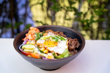 Kore erişte kasesi ve yakın plan yumurta.