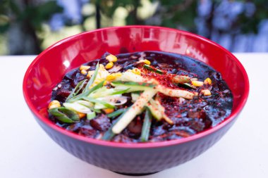 Jajangmyeon siyah fasulye eriştesi kasede Kore yemeği, ön manzara
