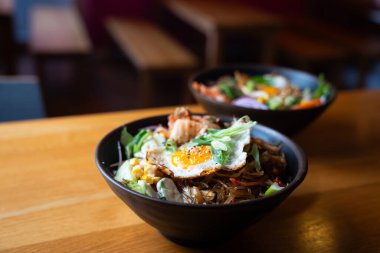 Kore erişte kasesi ve yakın plan yumurta.