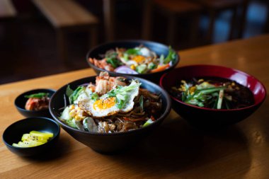 Kore erişte kasesi ve yakın plan yumurta.