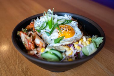 Kore erişte kasesi ve yakın plan yumurta.