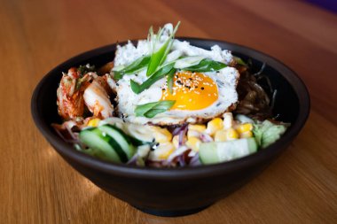 Kore bibimbap kasesi ve sahanda yumurta 