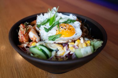 Kore bibimbap kasesi ve sahanda yumurta 