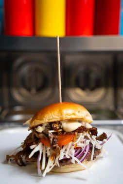 Sebzeli sığır burger.